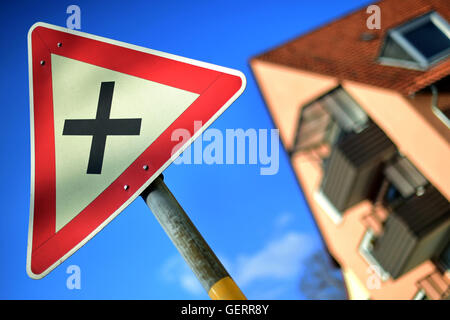 Hannover, Germania, cartello stradale intersezione con diritto di modo da destra Foto Stock