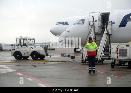 Berlino, Germania, aerei, Traino aeromobili e agente di rampa sul piazzale dell'aeroporto di Berlino-Tegel Foto Stock