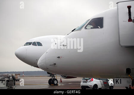 Berlino, Germania, pilota guarda fuori dalla finestra del suo abitacolo Foto Stock