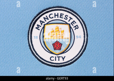 Close up MCFC Jersey. MCFC Crest. Foto Stock