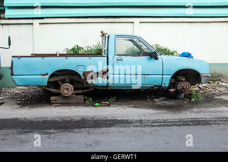Vecchio Blu pick up carrello con ruote no,Chiang Mai Thailandia Foto Stock