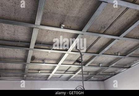 Il soffitto sospeso struttura, prima della installazione di cartongesso Foto Stock