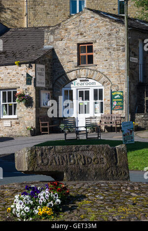 La bella sala da tè e caffè di Corn Mill nel Bainbridge Village Yorkshire Dales National Park Inghilterra Regno Unito Foto Stock