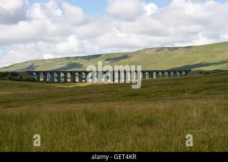 Il famoso viadotto Ribblehead sull'accontentarsi di Carlisle Railway North Yorkshire England Regno Unito Regno Unito Foto Stock