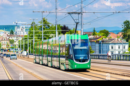 Il tram sul ponte Wettstein a Basilea Foto Stock