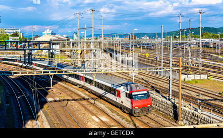 Treno a Basilea FFS stazione ferroviaria Foto Stock