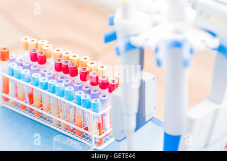 Berlino, Germania - 15 Maggio 2014 : BD provette Vacutainer, tubi a vuoto per la raccolta di campioni di sangue in laboratorio Foto Stock