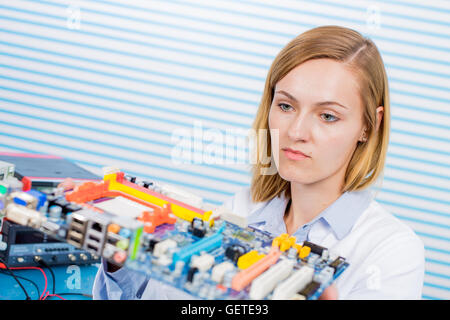 La donna in un moderno laboratorio di elettronica Foto Stock