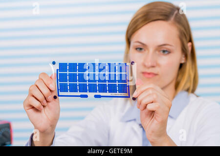 Il tecnico è il testing celle solari a film Foto Stock