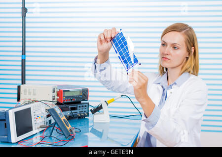 Il tecnico è il testing celle solari a film Foto Stock