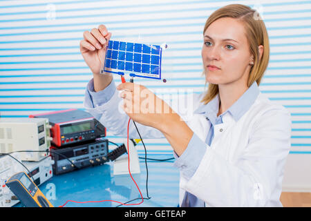 Il tecnico è il testing celle solari a film Foto Stock