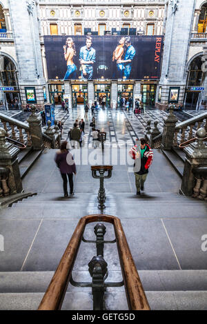 La grande attesa e la hall del Antwerpen Centraal stazione ferroviaria progettata da Louis Delacenserie. Foto Stock