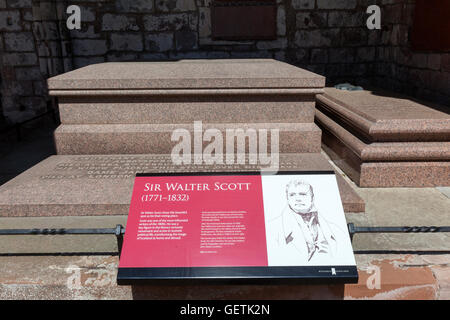 Sir Walter Scott tomba a Dryburgh Abbey, Dryburgh, Scottish Borders, Scozia. Foto Stock