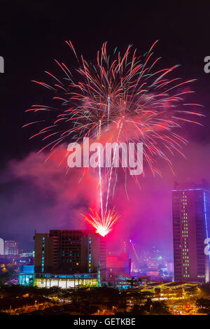 Smoky spettacolo di fuochi d'artificio durante il nuovo anno celebrazione in Mutiara Damansara Foto Stock