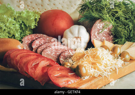 Gli ingredienti freschi per la pizza sul tavolo Foto Stock