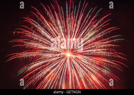 Isolato rosso scoppiare i fuochi d'artificio Foto Stock