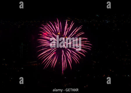 Rosso singolo burst di Fireworks 1 Foto Stock