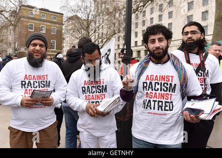 I musulmani dimostrando al antifascista manifestazione a Whitehall Foto Stock