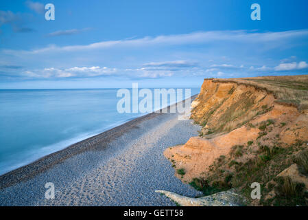 Un crepuscolo vista delle scogliere a Weybourne in Norfolk. Foto Stock