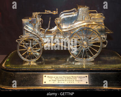 Il modello del primo Daimler 'Motore carrello' portato in Inghilterra nel mese di luglio 1895, al Museo theLouwman, l'Aia, Paesi Bassi Foto Stock