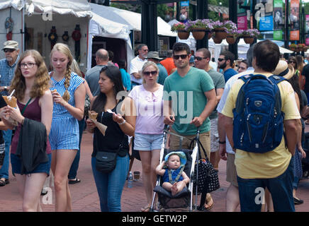 Attività di strada durante il Boulder annuali di Pearl Street Arts Fest. Foto Stock