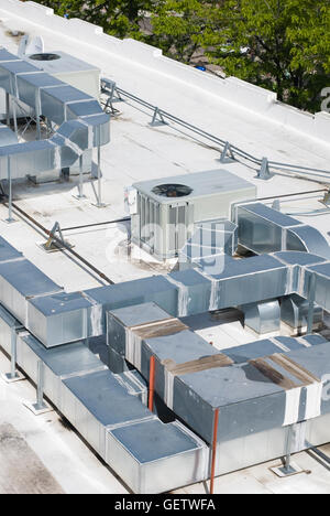 HVAC: il condizionatore d'aria e il condotto di lavoro per la costruzione di uffici nel Boulder Foto Stock