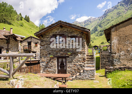 Chalet in pietra su una mountain view - Ponte di Legno, Italia Foto Stock