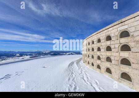 Una vista da 'Monte grappa' prima guerra mondiale memorial. Italiano panorama invernale Foto Stock