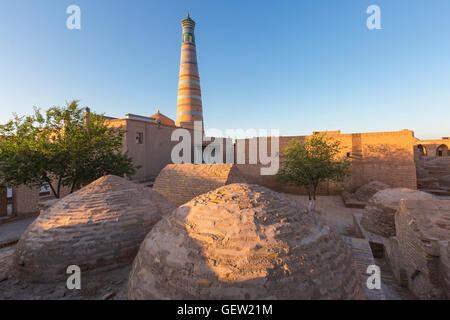 Le cupole e minareto di Khiva, Uzbekistan. Foto Stock