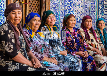 Donne uzbeche in abiti colorati a Khiva, Uzbekistan Foto Stock