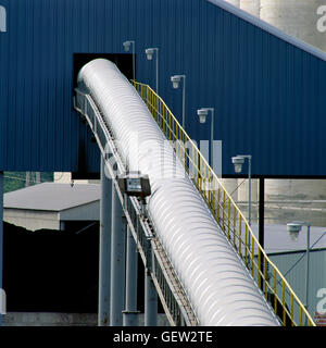 Nastro trasportatore in impianti per cemento usato per il trasporto di materie prime. Foto Stock