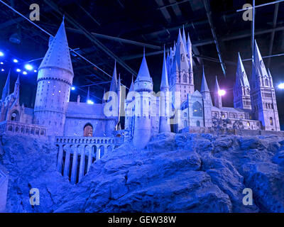 Londra, Inghilterra. Luglio 30th, 2012. Un modello in scala di Hogwarts al Warner Bros Studio Tour - Realizzazione di Harry Potter. Foto Stock