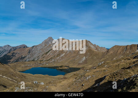 Lago Schrecksee vicino a Oberstdorf in autunno le montagne, Oberallgau, Germania Foto Stock