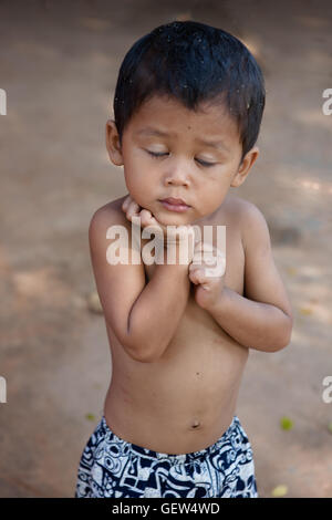 Timido fanciullo, Ta Chet village, Somroang Yea comune, distretto di Puok, Siem Reap Provincia, Cambogia Foto Stock