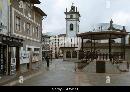 Chiesa Parrocchiale di San Pedro, situato nella plaza dei duchi di Victoria, Ramales de la Victoria, Cantabria, Spagna. L'Europa. Foto Stock