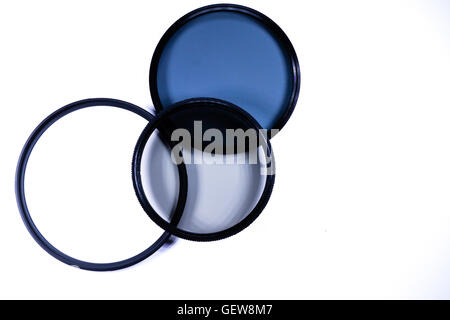 Macchina fotografica attrezzature filtro lente su sfondo bianco Foto Stock