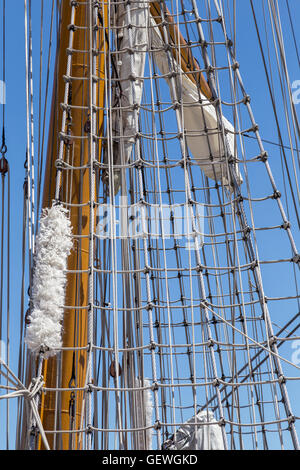 Dettagli attrezzature della nave sul ponte. diversi elementi sailboat rigging Foto Stock