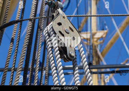 Dettagli attrezzature della nave sul ponte. diversi elementi sailboat rigging Foto Stock