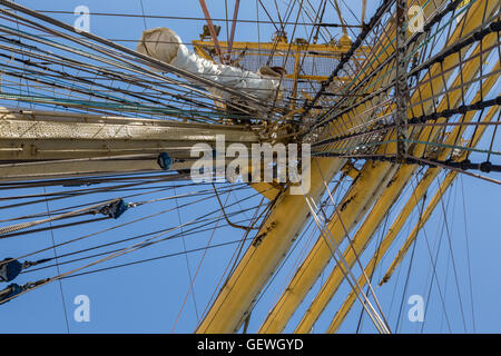 Dettagli attrezzature della nave sul ponte. diversi elementi sailboat rigging Foto Stock