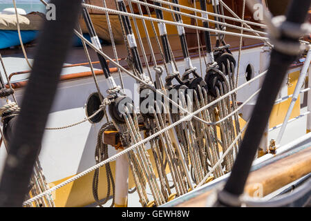 Dettagli attrezzature della nave sul ponte. diversi elementi sailboat rigging Foto Stock