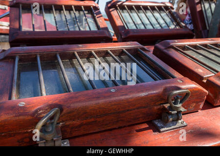 Dettagli attrezzature della nave sul ponte. diversi elementi sailboat rigging Foto Stock