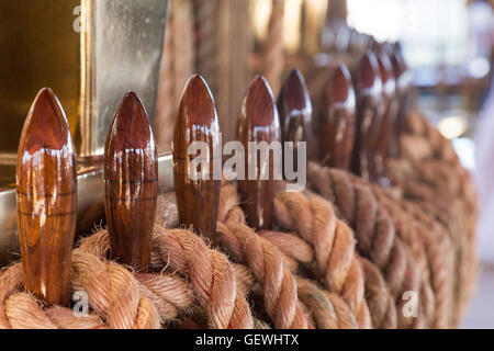 Dettagli attrezzature della nave sul ponte. diversi elementi sailboat rigging Foto Stock