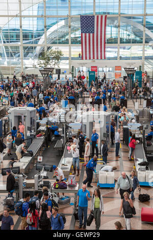 Denver, Colorado - screening di sicurezza dei passeggeri dell'Aeroporto Internazionale di Denver. Foto Stock