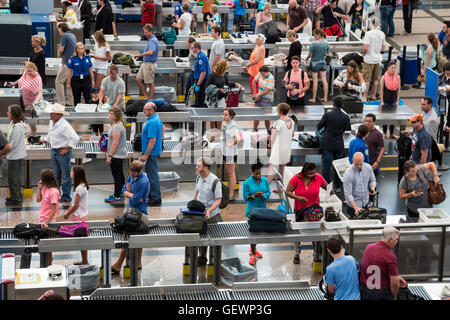 Denver, Colorado - screening di sicurezza dei passeggeri dell'Aeroporto Internazionale di Denver. Foto Stock