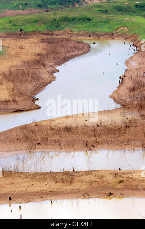 Estate calda, acqua fonte di esaurimento, fondo del lago è diventata terra di siccità, acqua sicurezza ambiente è problema di global Foto Stock