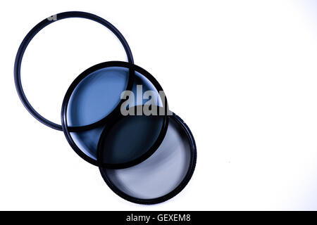 Macchina fotografica attrezzature filtro lente su sfondo bianco Foto Stock