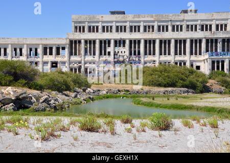 Vecchio, vacante e tagged Fremantle Casa potenza con raffreddamento stagno nella vegetazione Dune nel nord Coogee, Western Australia. Foto Stock