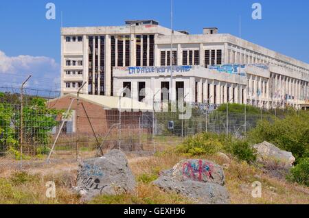 Abbandonato Fremantle Power Station con le finestre rotte, tagging e la recinzione di confine a nord di Coogee, Western Australia. Foto Stock