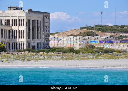 Vecchio abbandonato Fremantle Casa potenza con l'Oceano Indiano, dune costiere e di tagging sul muro di cinta in Western Australia. Foto Stock