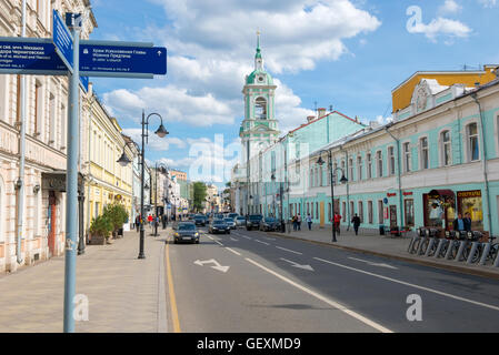 Il paesaggio urbano. Vista di Pyatnitskaya street e la chiesa di San Giovanni Battista in Bor Foto Stock